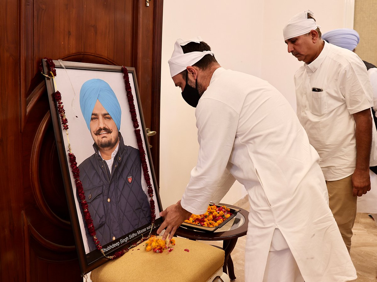 Rahul Gandhi visits Moosewala's house in Punjab
