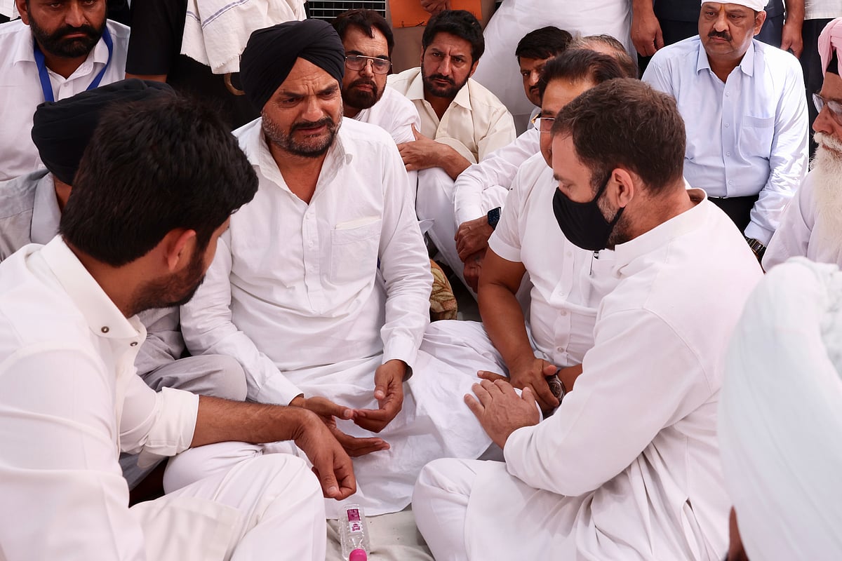 Rahul Gandhi visits Moosewala's house in Punjab