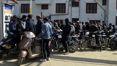 Long queues at Islamabad, Rawalpindi petrol pumps after oil companies stop supply