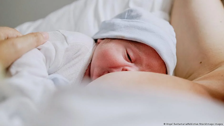 Some women have health problems that make breastfeeding nearly impossible. (photo: DW)