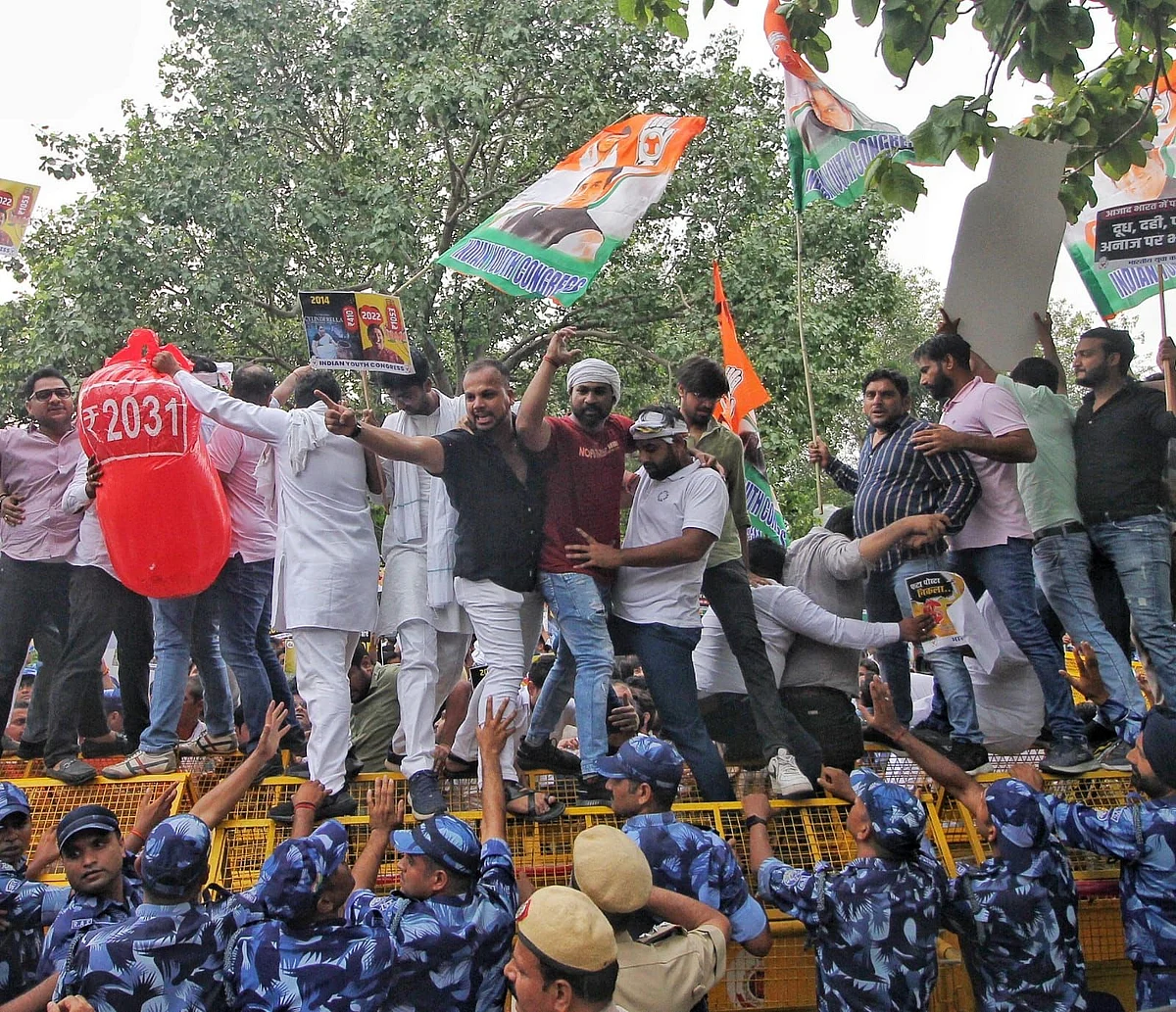 Indian Youth Congress protests against inflation; activists detained by Delhi Police