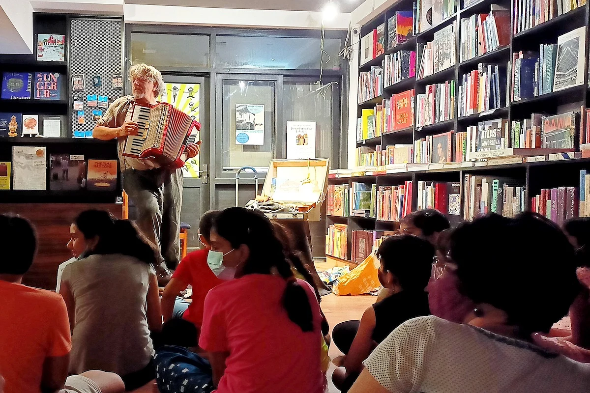 Swiss storyteller Peter Rinderknecht enthralls young audiences with ‘Minor Matters’ in the Capital