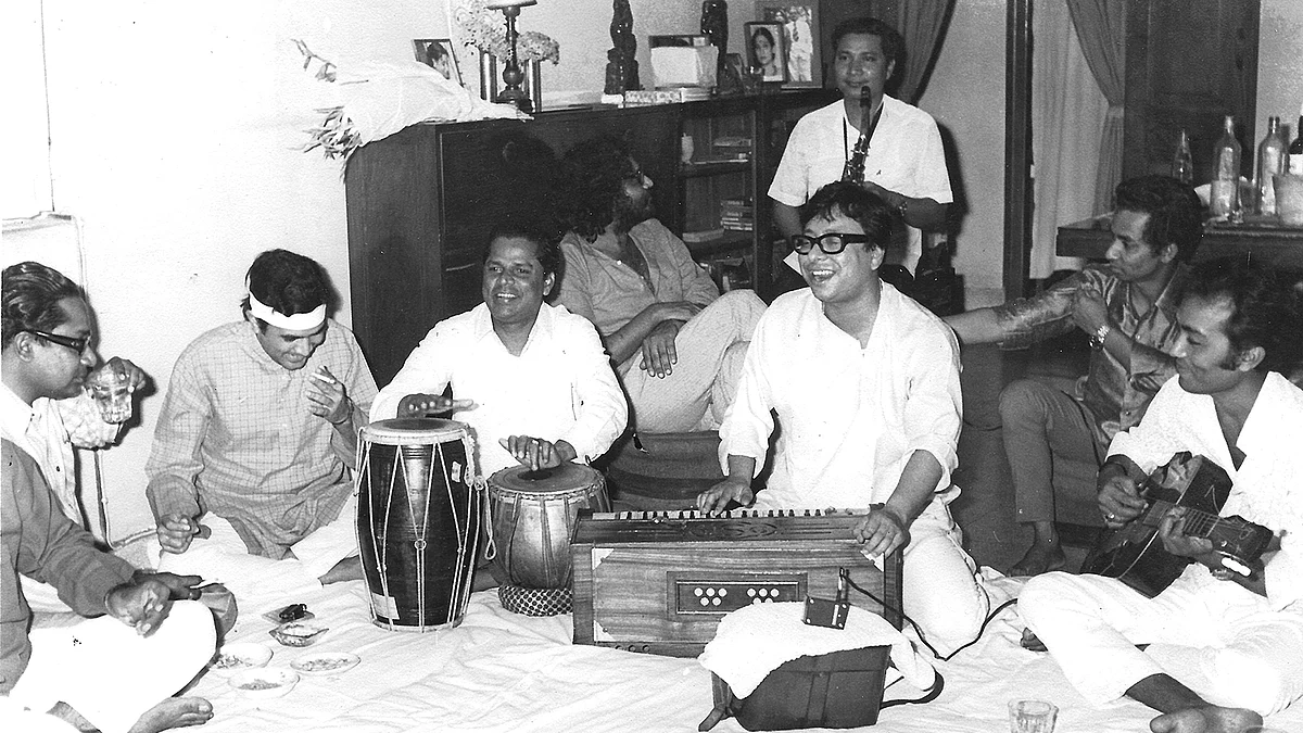 Bhupinder (at right, playing the guitar) in RD’s music room in 1972-73. Also seen in the photo are Rajesh Khanna (with a headband) and Manohari Singh (on the saxophone). Photo courtesy: Sudarshan Talwar