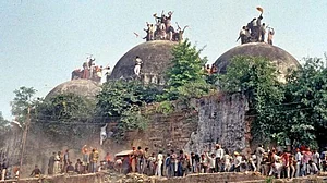 300-plus FTII alumni condemn violence against students over Babri banner