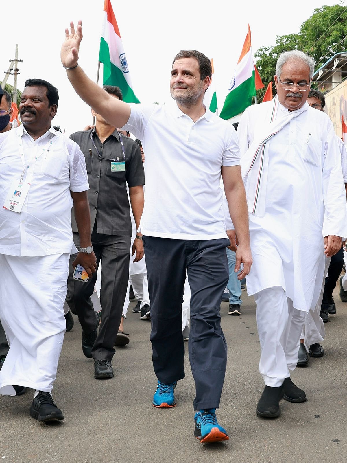 After the flag hoisting, the padayatra began. Senior leader and MP P. Chidambaram, Chhattisgarh Chief Minister Bhupesh Baghel and others accompanied Rahul Gandhi in the yatra.
