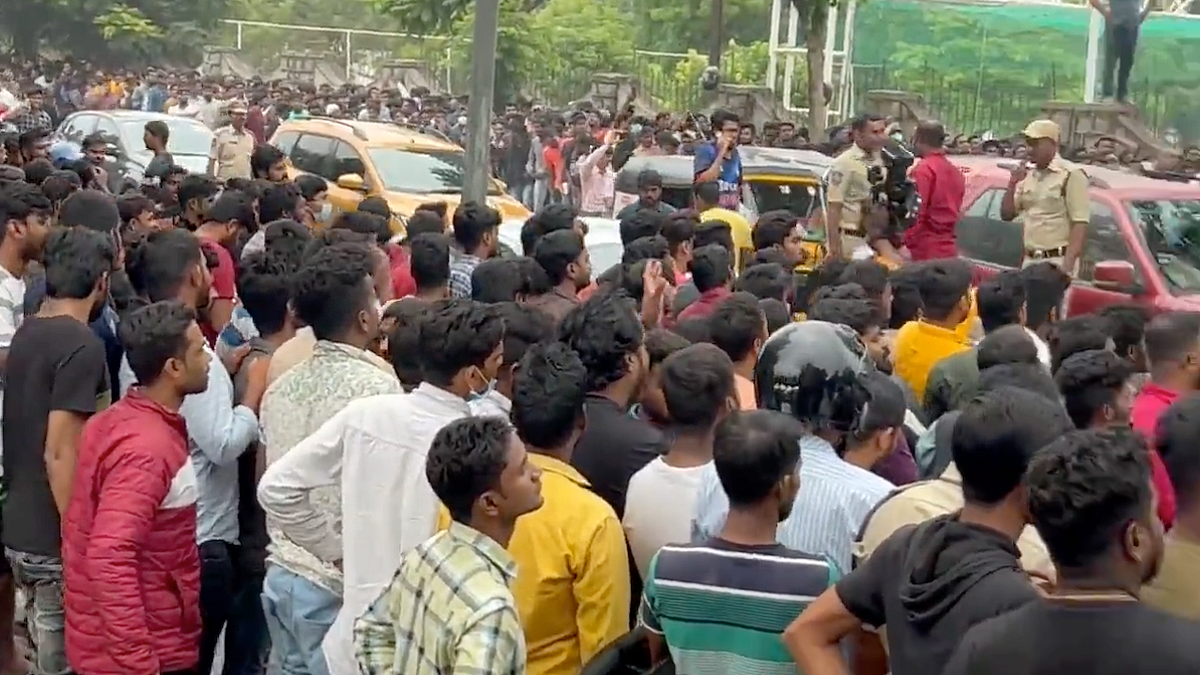 People gathered in huge crowd to collect India-Aus match tickets (Screen grab from video)