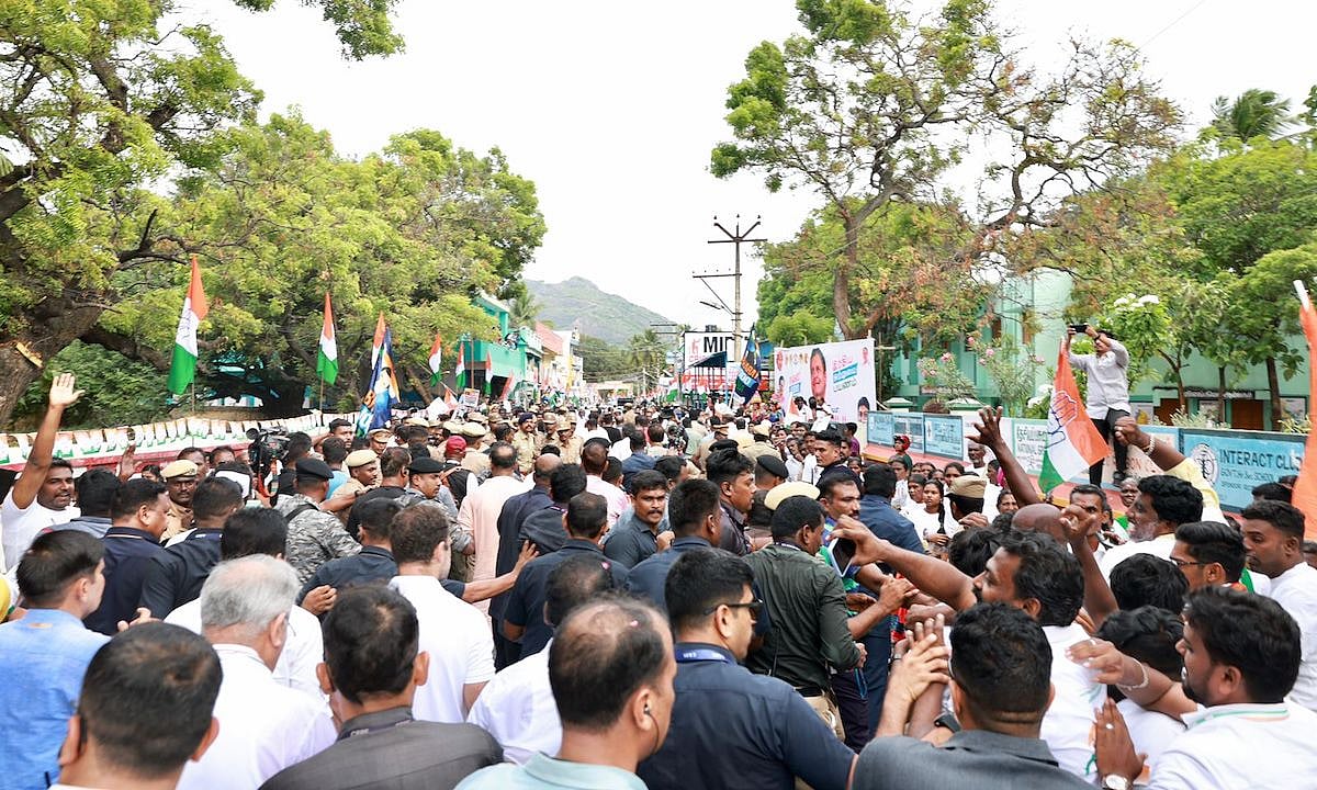 As the yatra progressed, thousands of people in the state started to join Rahul Gandhi. There was an influx of enthusiastic people who wanted to be a part of this historic journey.