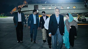 Dar back in Pakistan after 5-year self-exile; vows to take country "out of economic vortex"