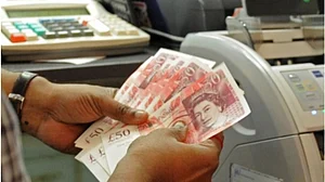 UK pound falls to 37-yr low against US dollar