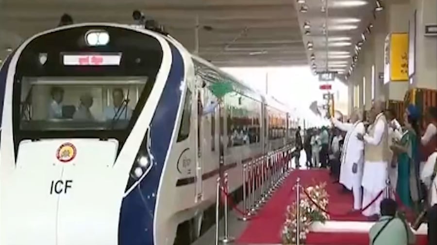 PM flagging off Vande Bharat Express in Ahmedabad (Photo: Twitter/@newsreelsindia)