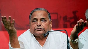 Mulayam Singh remains critical, being given life-saving drugs, says hospital