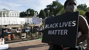 5 US cops charged after black man paralysed in police van