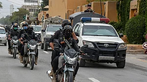 Suicide blast targeting police truck kills 3, injures over 20 in Pakistan