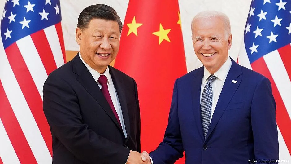 US President Joe Biden (right) shakes hands with Chinese President Xi Jinping (photo: DW)