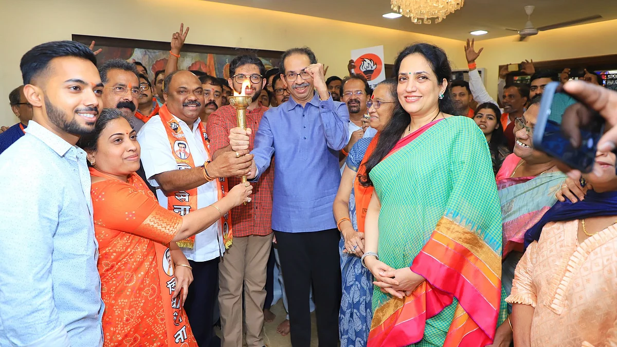 Uddhav Thackeray with Rutuja Latke (2nd from left) and others at Matoshree. Photo courtesy: Twitter @ShivSena