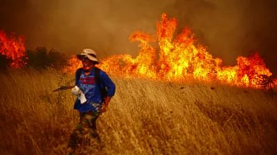 A man participates in the combat work of a wildfire in the town of Santa Cruz de Cuca of the city of Chillan, in the province of Nuble, Chile in 2017. (Photo: IANS)