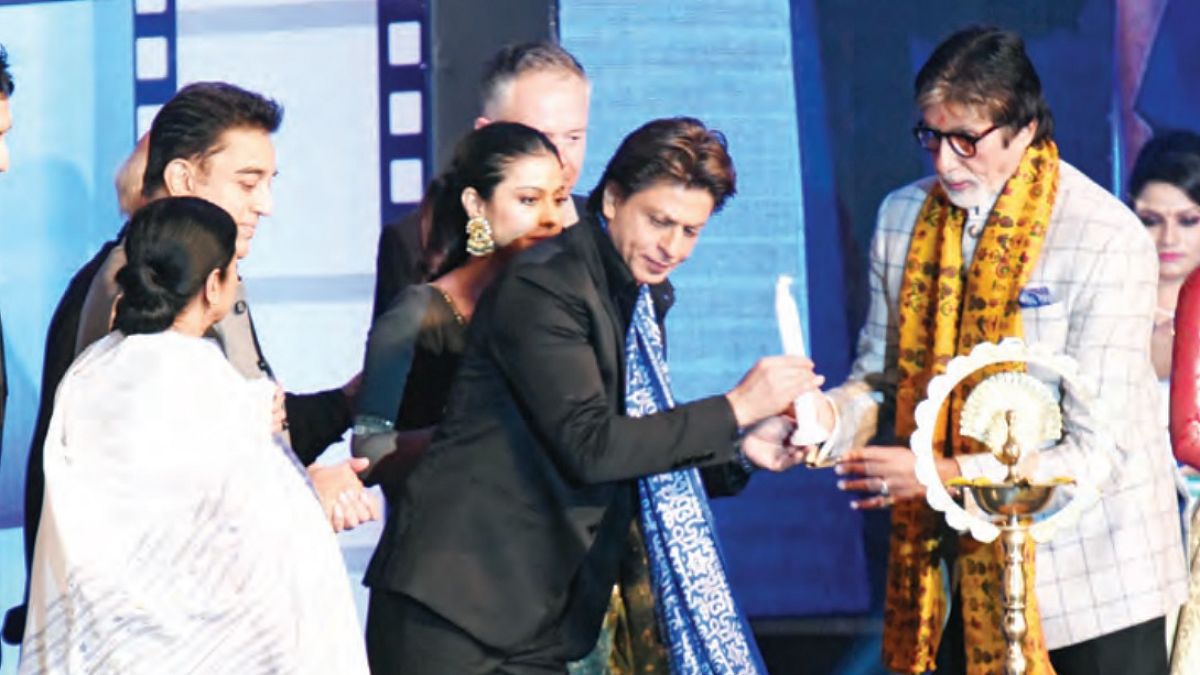 Amitabh Bachchan inaugurates the 23rd Kolkata International Film Festival as Shah Rukh Khan and West Bengal CM Mamata Banerjee look on. (Photo: Getty Images)