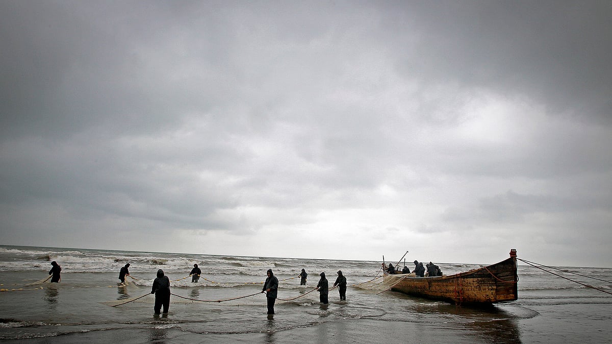  Iranian fishermen pull their net in the Caspian sea. (Photo: Xinhua/Ahmad Halabisaz/IANS)