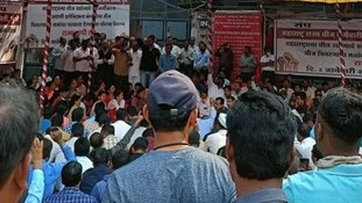 1.25 lakh MSEB employees withdraw strike after Maha govt intervenes.