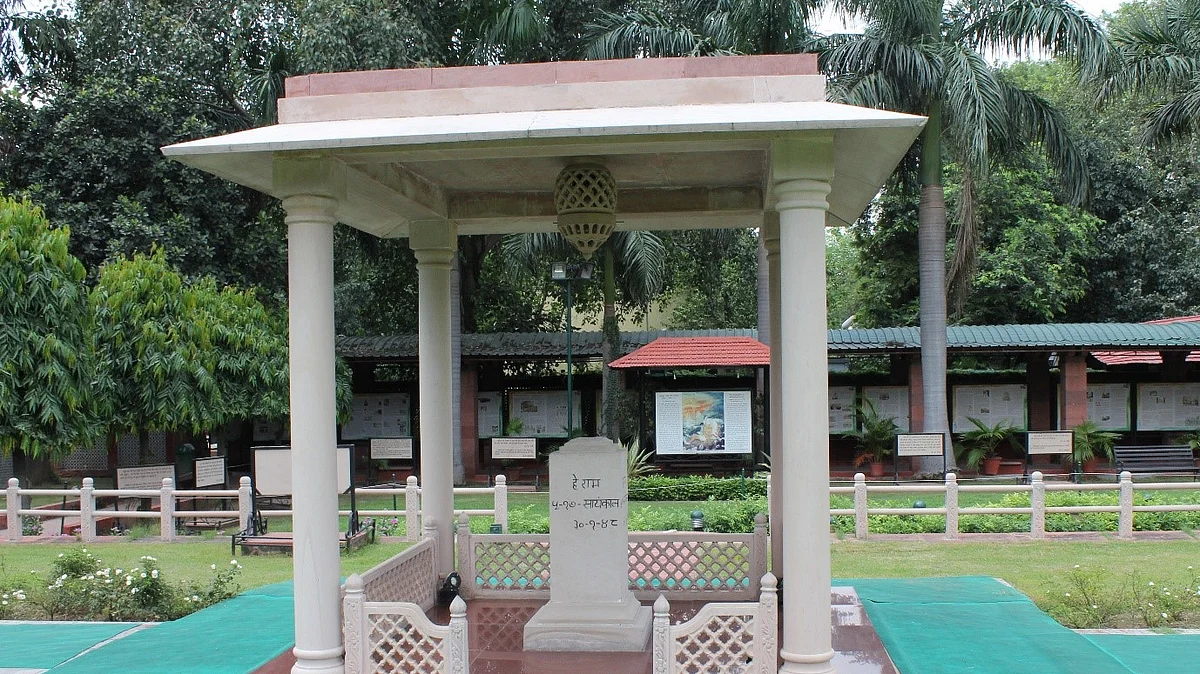 A Martyr’s Column stands at the spot where the Father of the Nation was assassinated, commemorating the Martyrdom of Mahatma Gandhi as the embodiment of all the sufferings and sacrifices that characterized the long struggle for India’s Freedom.