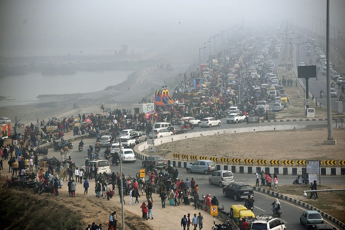Vehicles stuck during a traffic jam at Ganga Pathway on a cold foggy day as people celebrate New Year 2023 at the bank of river Ganga, in Patna, on Sunday, Jan 01, 2023