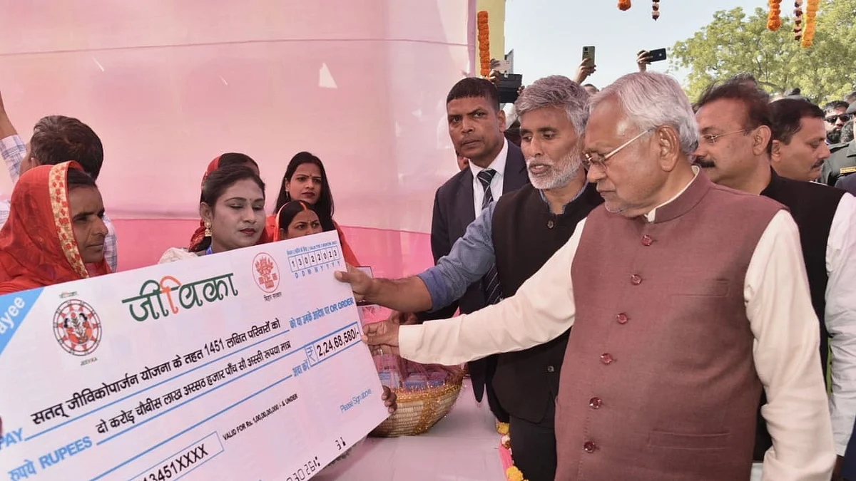 Watch: Chair thrown at Nitish Kumar during Samadhan Yatra in Aurangabad