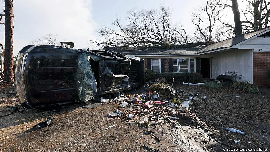 Mississippi tornado, storms leave nearly two dozen dead