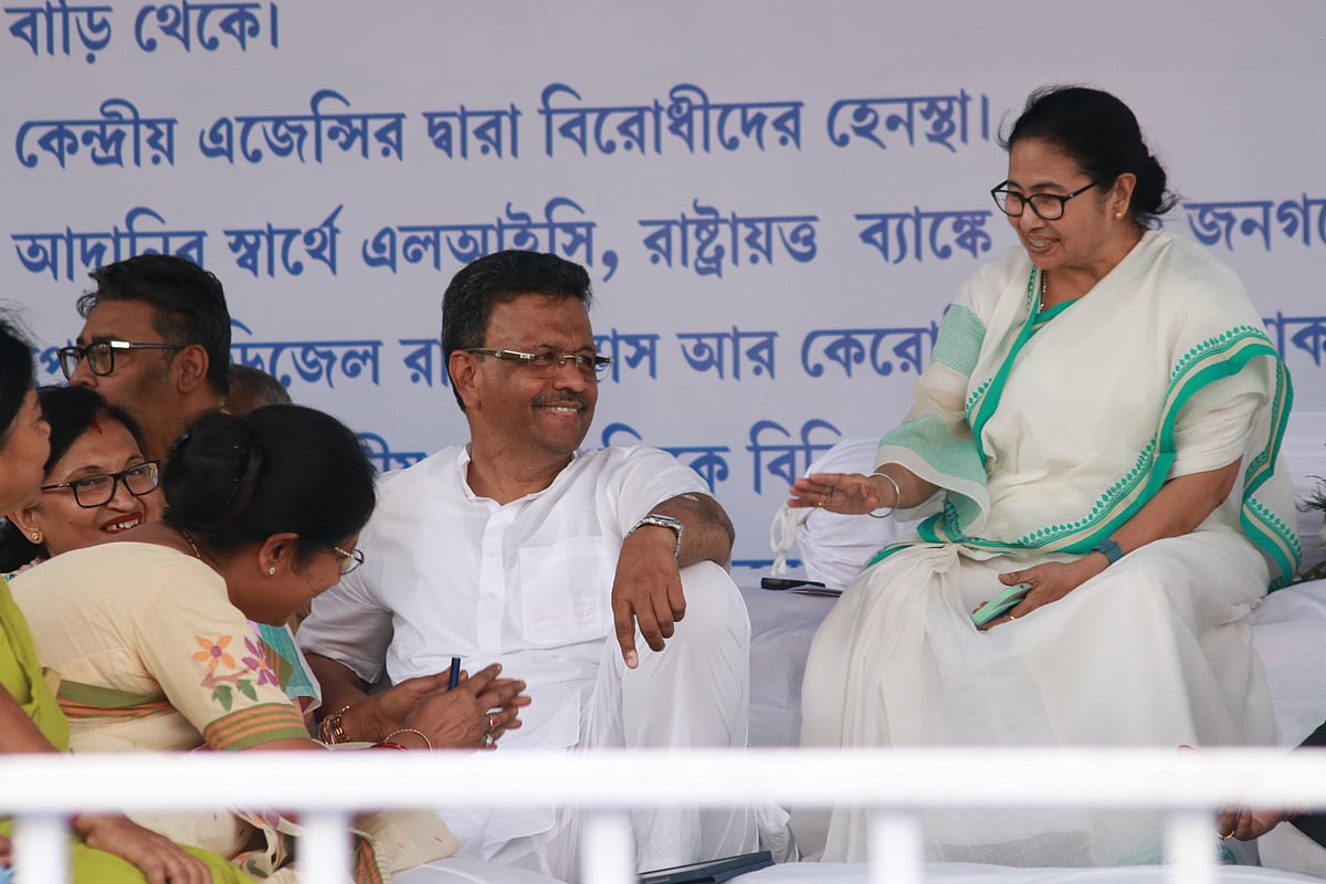 West Bengal CM and TMC supremo Mamata Banerjee with senior TMC leader and the present Mayor of West Bengal Firhad Hakim at the 'dharna' on Wednesday., March 29.