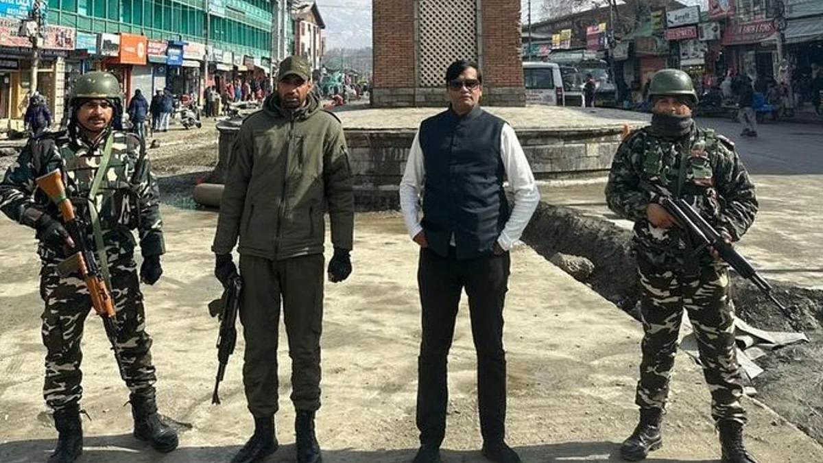 Gujarat CMO official resigns after son's name crops up in 'conman' Kiran Patel case