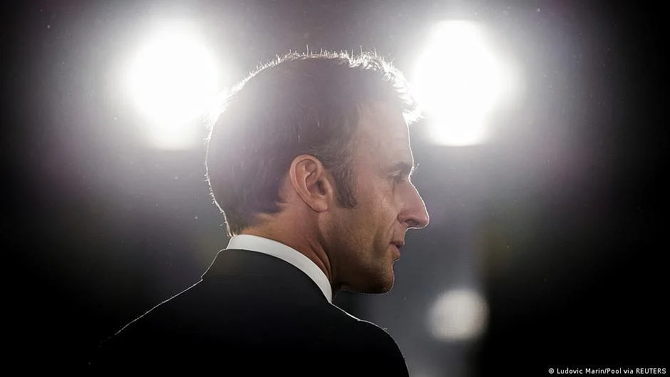 France: Government narrowly survives no-confidence votes