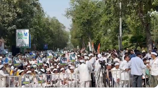 The crowd at Sankalp Satyagraha protest at Raj Ghat.
