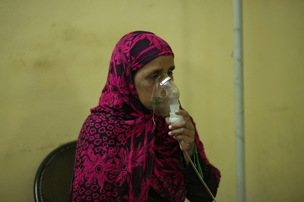 A patient seen at Sambhavna Clinic using an oxygen mask to aid her breathing. Sambhavna Clinic Cares for victims of the Bhopal Gas Disaster. Resumption of work was announced eleven days after the cloud from the Union Carbide factory, which caused an exodus. Almost 200,000 people are believed to have left Bhopal, then a city of 800,000 inhabitants.