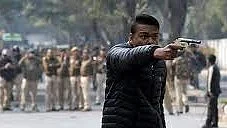 A Hindu man opens fire at anti-CAA protesters in Jamia Nagar, Delhi January 2020. A posse of policemen just watch from the distance.