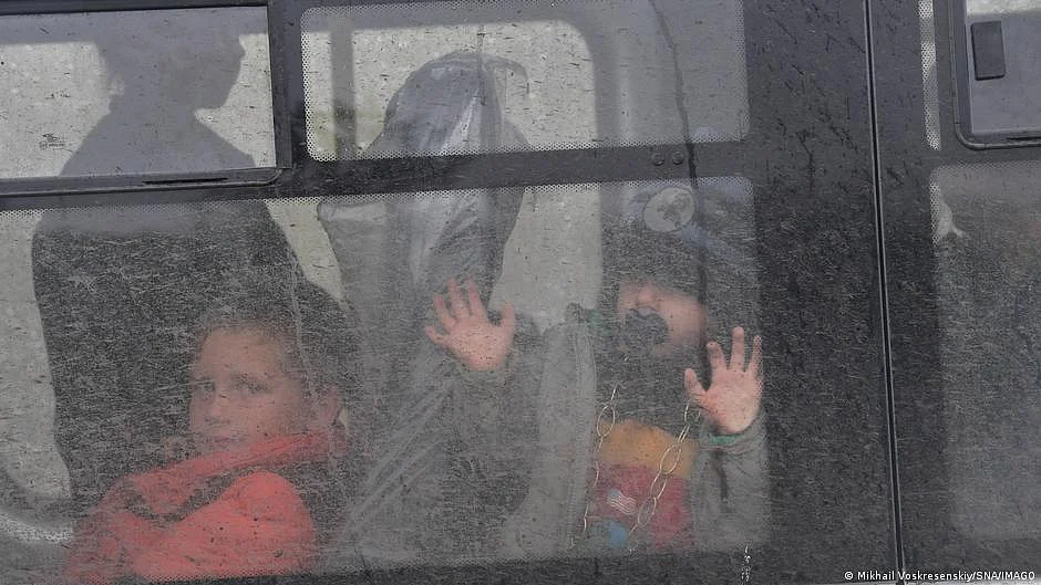 Ukrainian children from inside a bus. (Photo: DW)