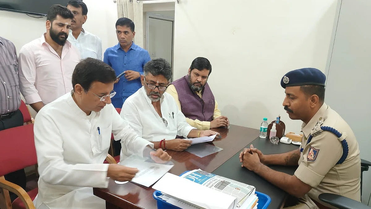 Congress leaders Randeep Surjewala and Dk Shivakumar filing a police complaint
