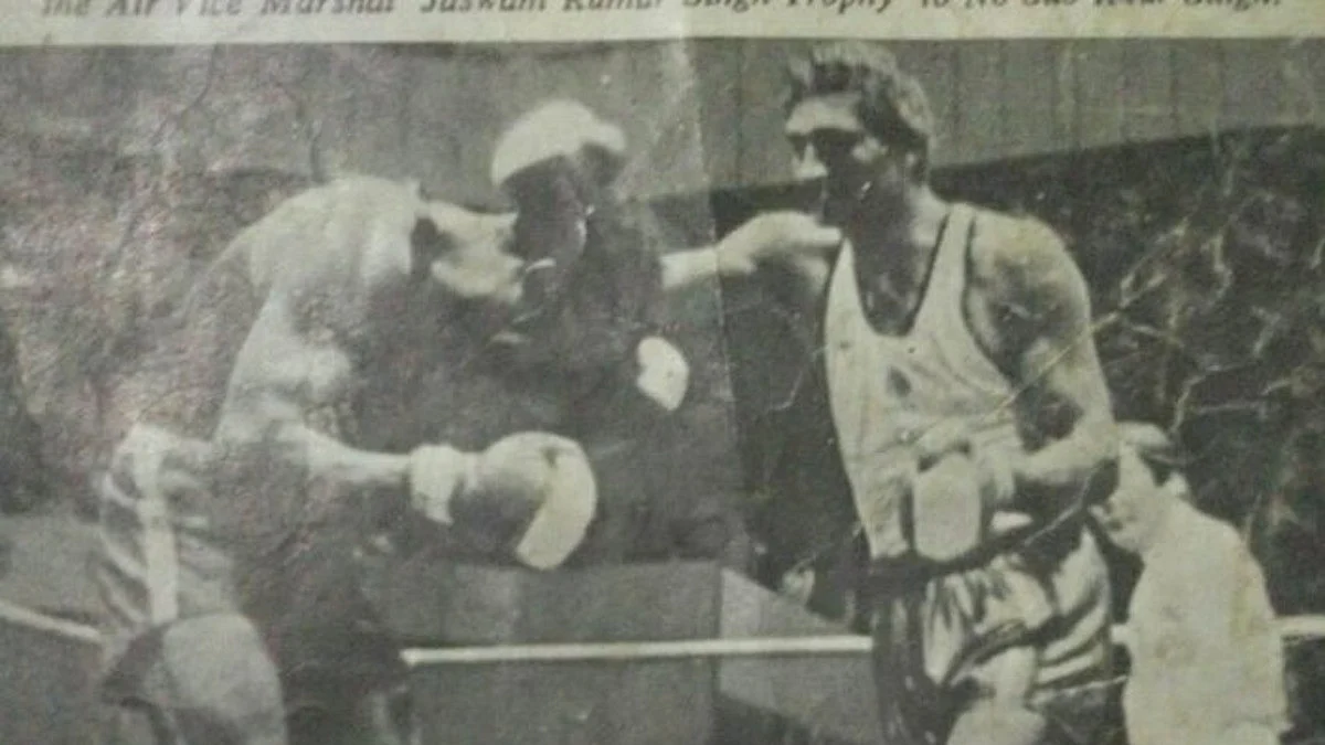 Singh fighting at Delhi's National Stadium against Muhammad Ali