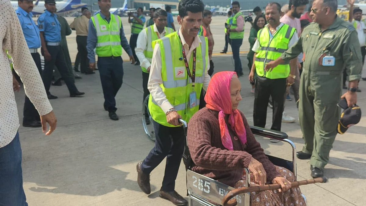 Indians evacuated from Sudan. (Photo: Defence PRO, Mumbai)