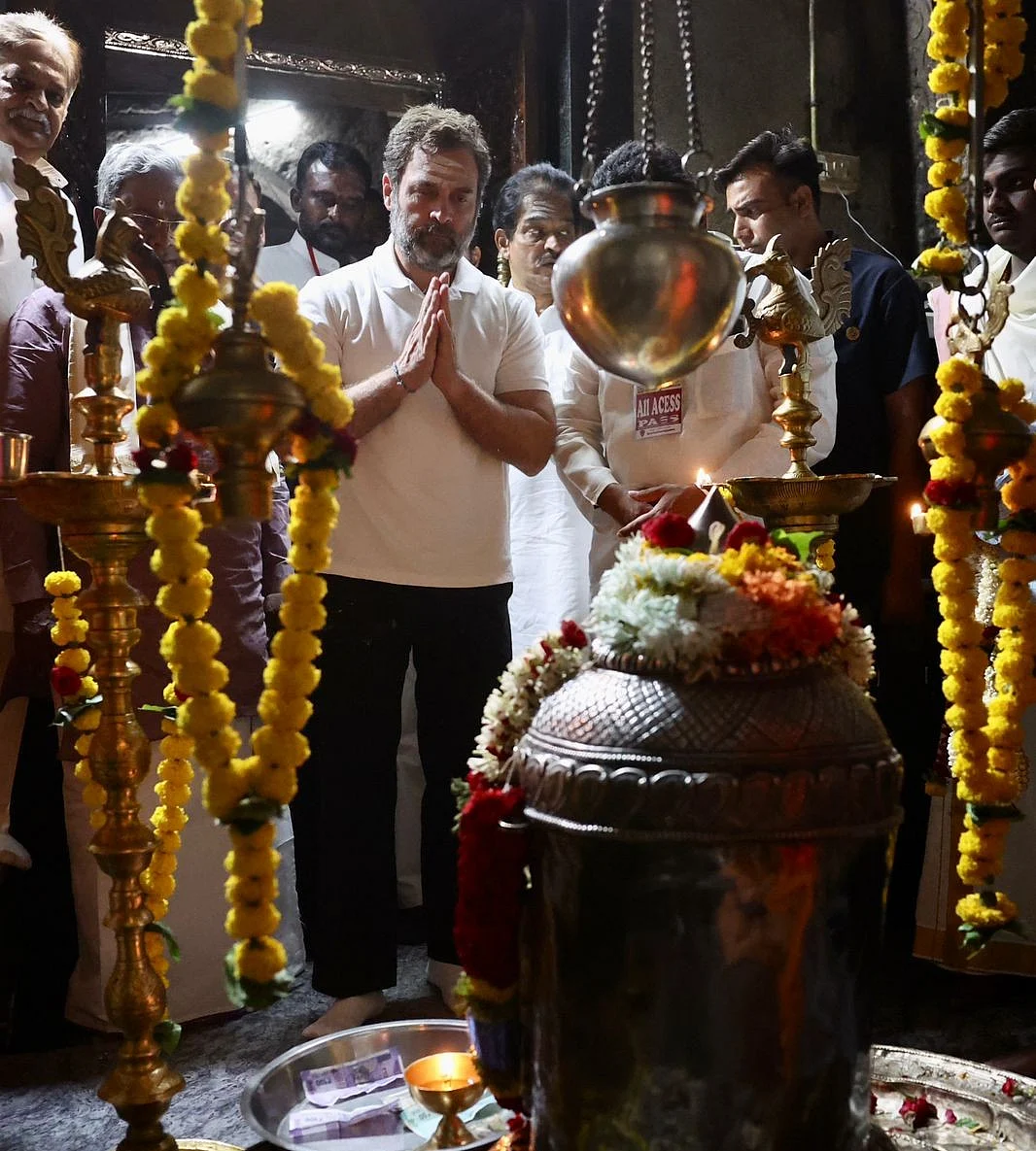 offering prayers at Rahul gandhi offers prayers at Sangamanatha Temple in Kudalasangama, Bagalkot