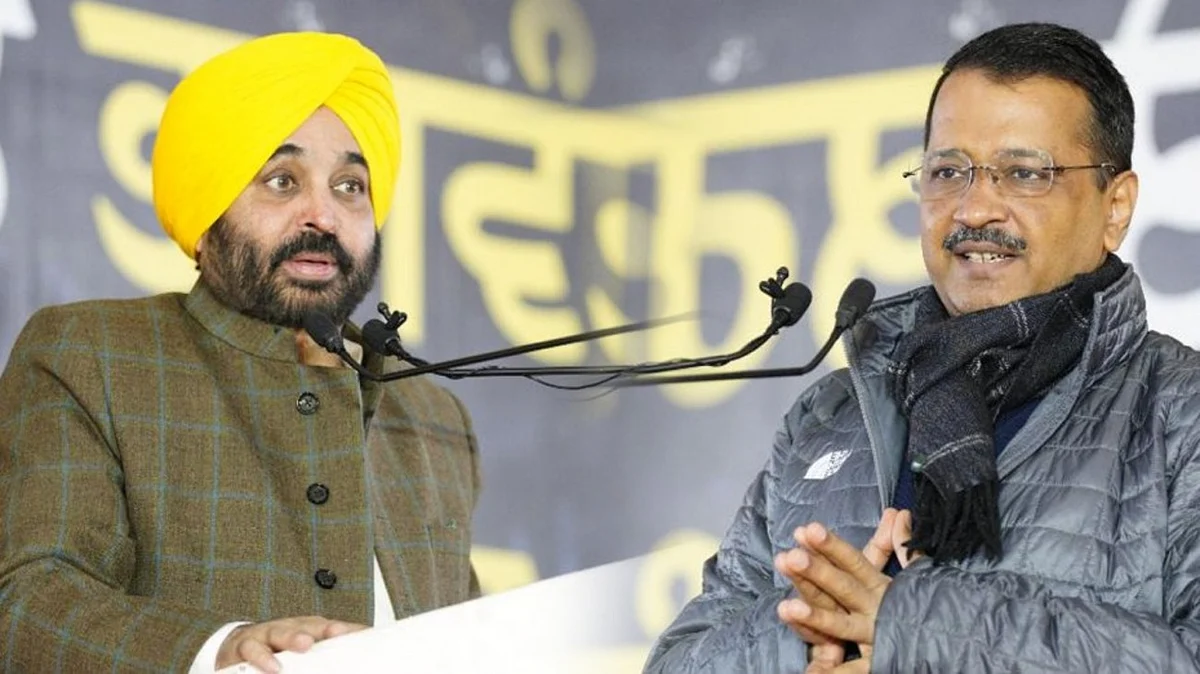 Punjab Chief Minister Bhagwant Mann with Delhi Chief Minister Arvind Kejriwal (Source: PTI Photo)