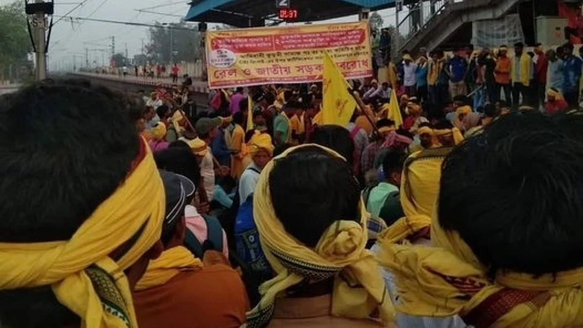 Train services hit as Kurmi community protests on Howrah-Mumbai rail route