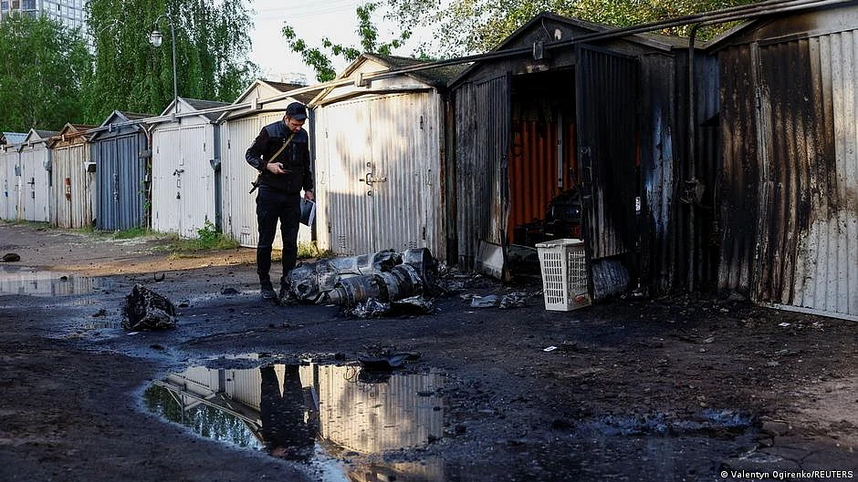 A person examining debris in Kyiv (DW)