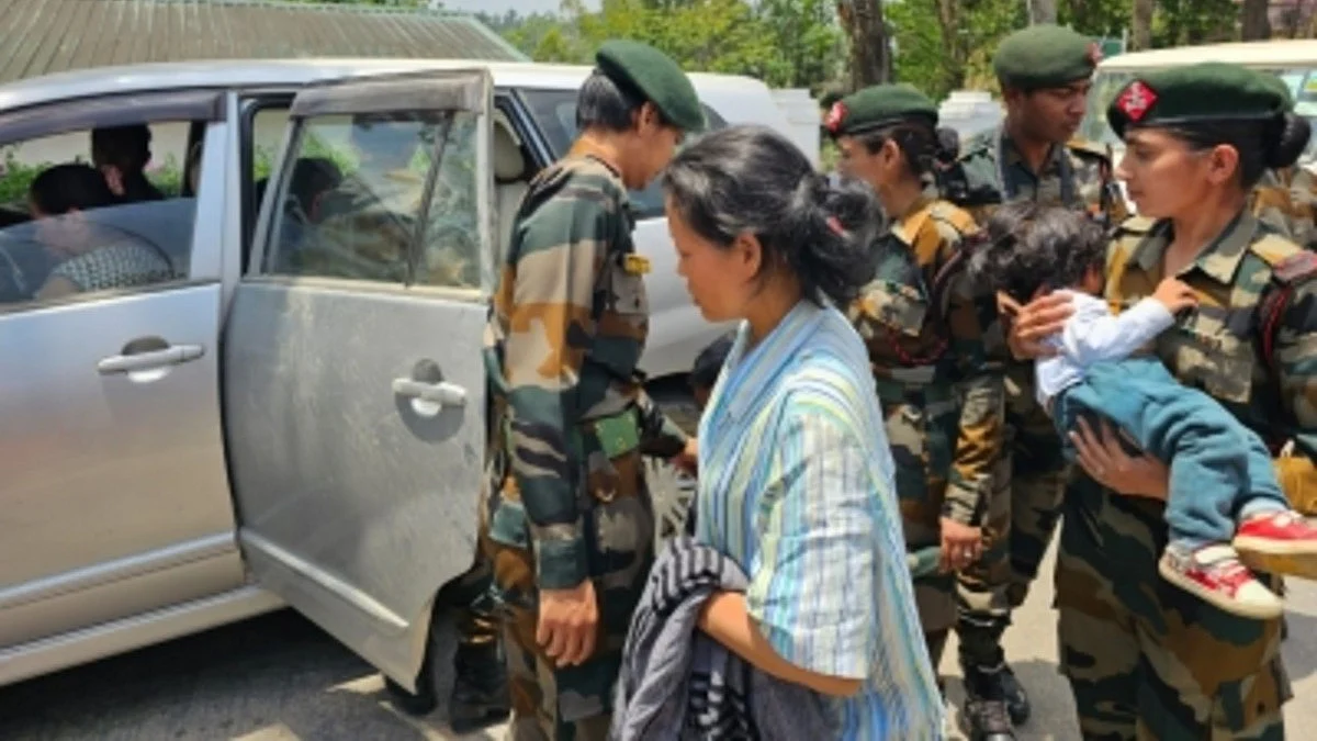The army escorting people in Manipur (IANS Photo)