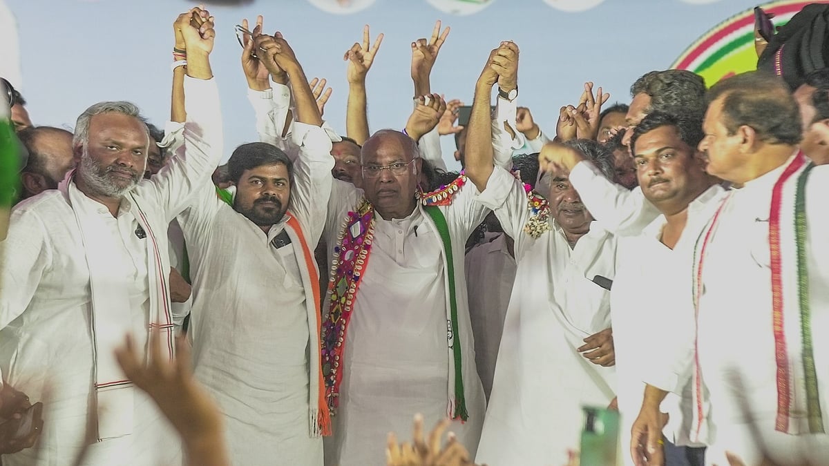 Congress President Mallikarjun Kharge and his son Priyank Kharge at a rally in Chittapur, Karnataka (Photo: @kharge/Twitter)