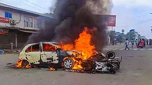 Mob sets ablaze two vehicles, reports of intermittent firing in Manipur: Sources