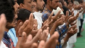 Muslim clerics seek withdrawal of FIRs for offering namaaz on road