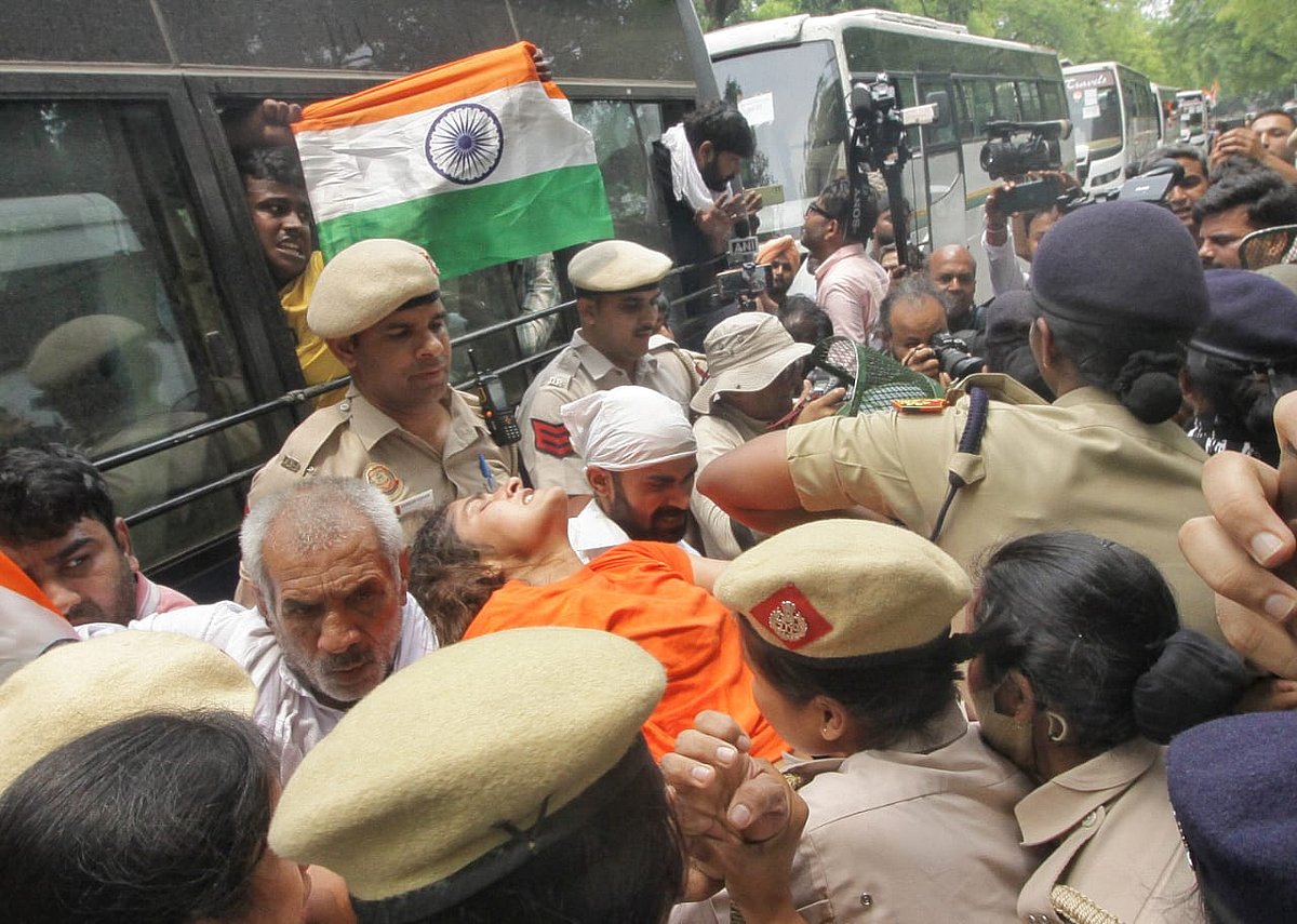 The Delhi Police bundled Vinesh Phogat in the vehicle along with other wrestlers. (Photo: Vipin)