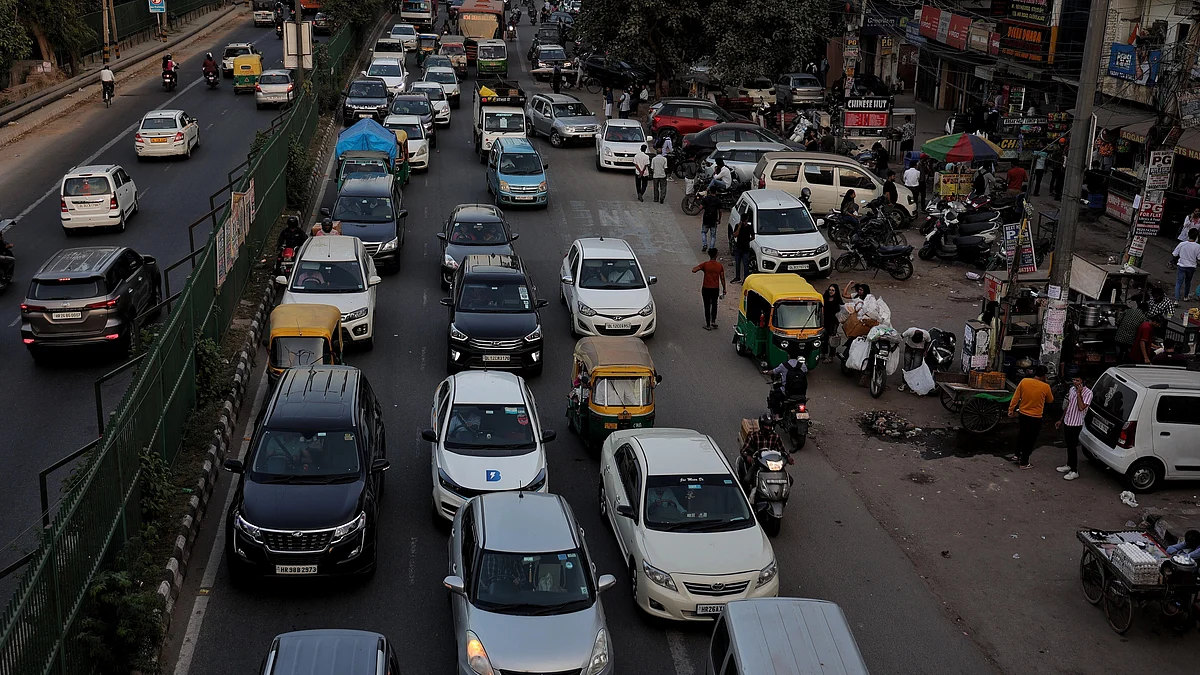 Vehicles move on a highway in India (photo: Getty Images)