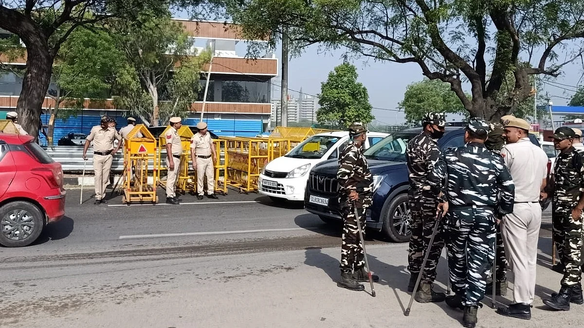 Delhi Police put barricades at the Singhu border (IANS Photo)