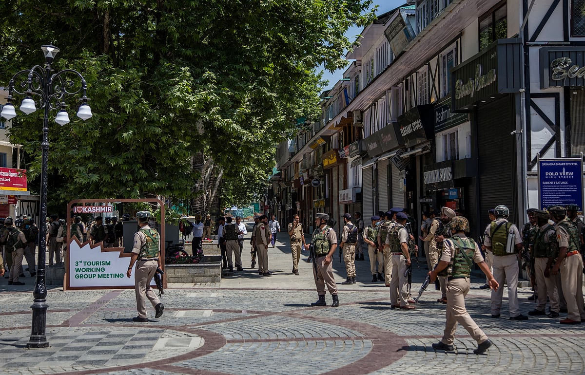 Indian paramilitary troopers stand guard in the city center ahead of the G20 summit in Srinagar. (Photo: Yawar Nazir/Getty Images)