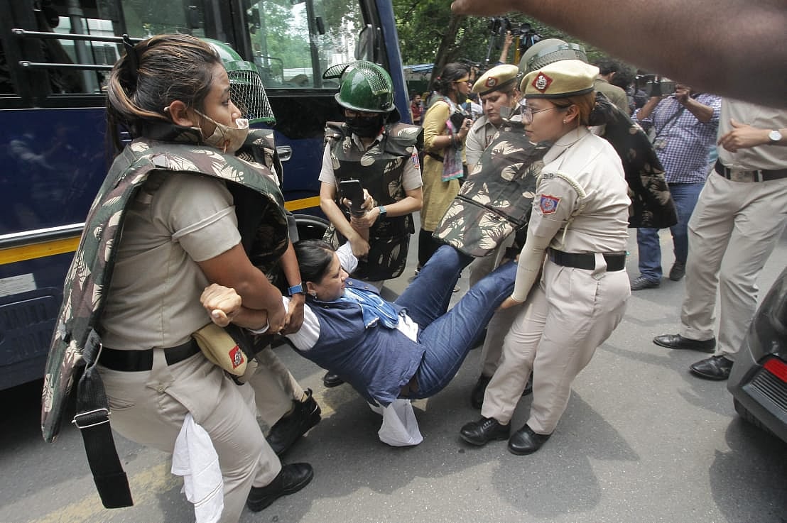 A woman protester being forcibly removed by Delhi Police personnel from the protest site. (Photo: Vipin)